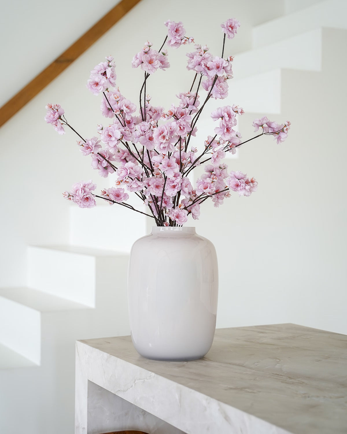 Lichtroze zijden kersenbloesem takken in lichte Vaas Crema M van Fan of Flowers