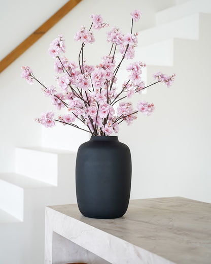 Lichtroze zijden kersenbloesem takken in matzwarte Vaas Negro M van Fan of Flowers