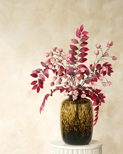 Zijden boeket Amaya van Fan of Flowers met bordeauxrode bladeren en zachtroze lampionnetjes in tijgervaas Leo.