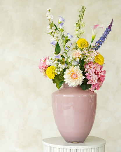 Vrolijk en kleurrijk zijden veldboeket Bella van Fan of Flowers gepresenteerd in lichtroze vaas Rosa.