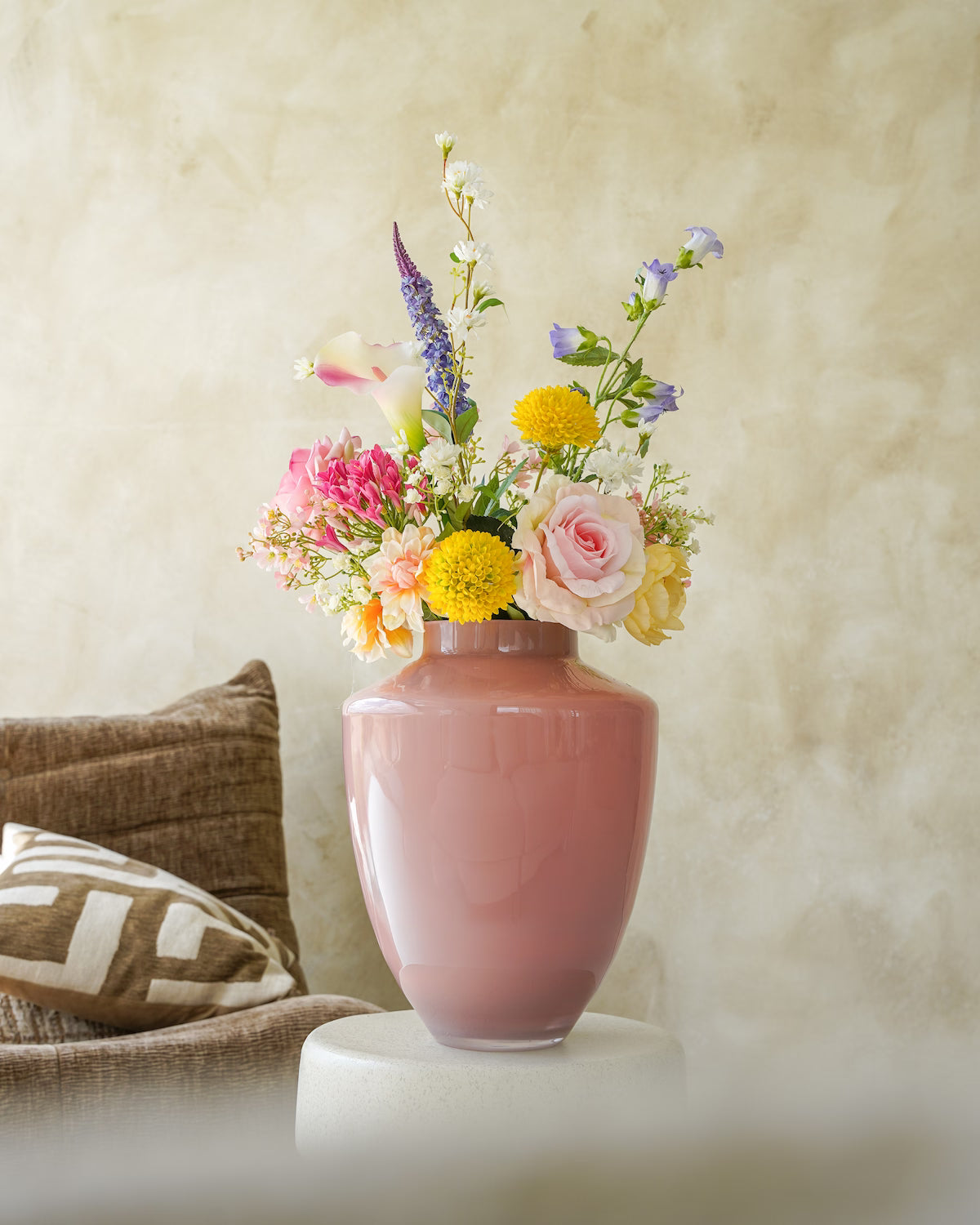 Prachtig zijden boeket Nina op een zuil in vaas Rosa, onderdeel van de collectie van Fan of Flowers.