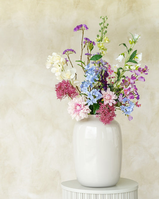 Kleurrijk en sfeervol zijden boeket Amatista uit de collectie van Fan of Flowers gepresenteerd in vaas Crema.