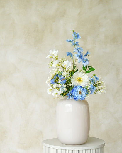 Serene uitstraling van het kunstboeket Celeste, onderdeel van de zijden boeketten collectie van Fan of Flowers, in vaas Crema.