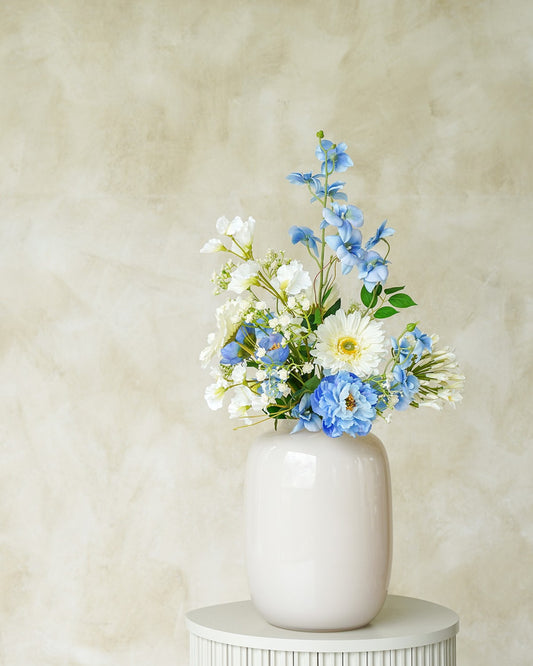 Serene uitstraling van het kunstboeket Celeste, onderdeel van de zijden boeketten collectie van Fan of Flowers, in vaas Crema.