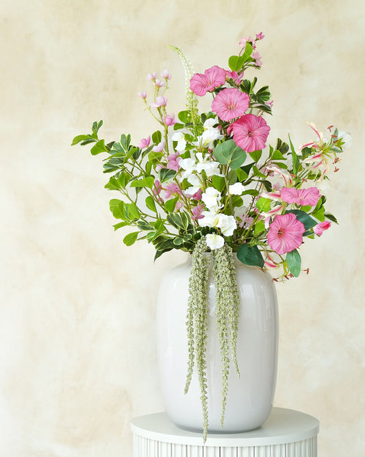 Sfeervol roze met groen zijden boeket Mila uit de collectie van Fan of Flowers gepresenteerd in vaas Crema.