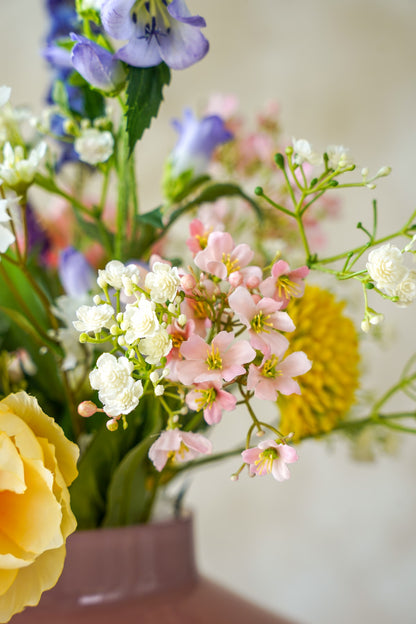 Detailopname van het vrolijke zijden boeket Nina, onderdeel van de collectie zijden boeketten van Fan of Flowers.