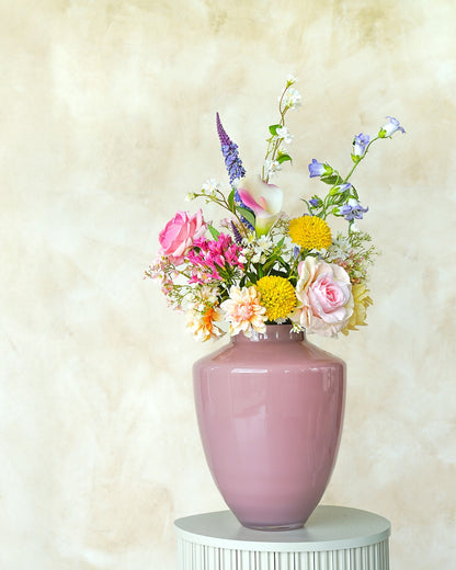 Exclusief zijden boeket Nina in de zacht roze vaas Rosa van Fan of Flowers.