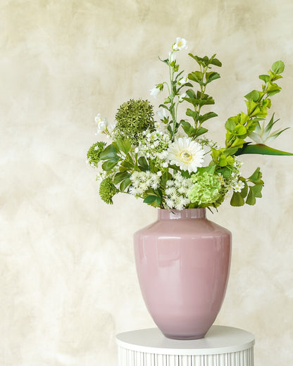 Kleurrijk wit-groen kunstboeket Niva van Fan of Flowers op zuil in vaas Rosa.