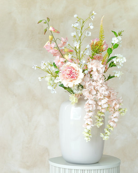 Dromerig zachtroze zijden boeket Nube uit de collectie van Fan of Flowers gepresenteerd in vaas Crema.