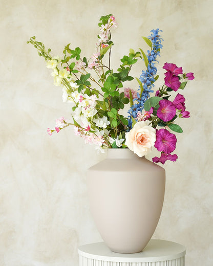 Elegant zijden boeket Rosa uit de collectie van Fan of Flowers gepresenteerd in vaas Crema.