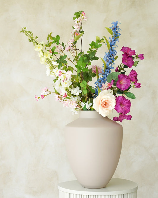 Elegant zijden boeket Rosa uit de collectie van Fan of Flowers gepresenteerd in vaas Crema.