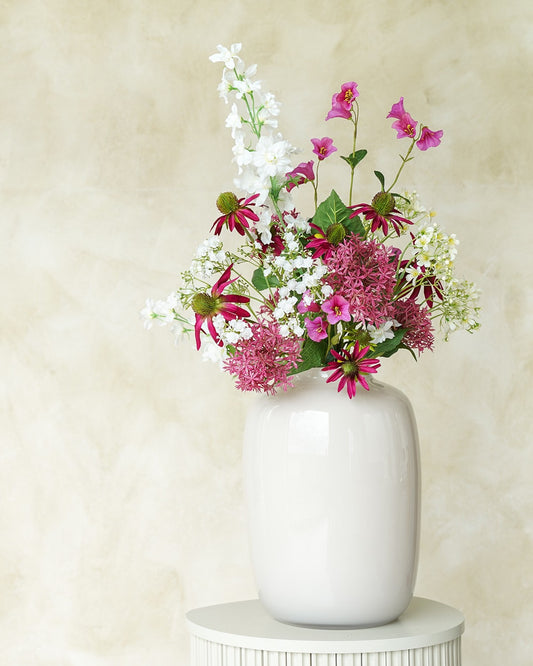 Sfeervol roze zijden boeket Sombrero uit de collectie van Fan of Flowers in vaas Crema.