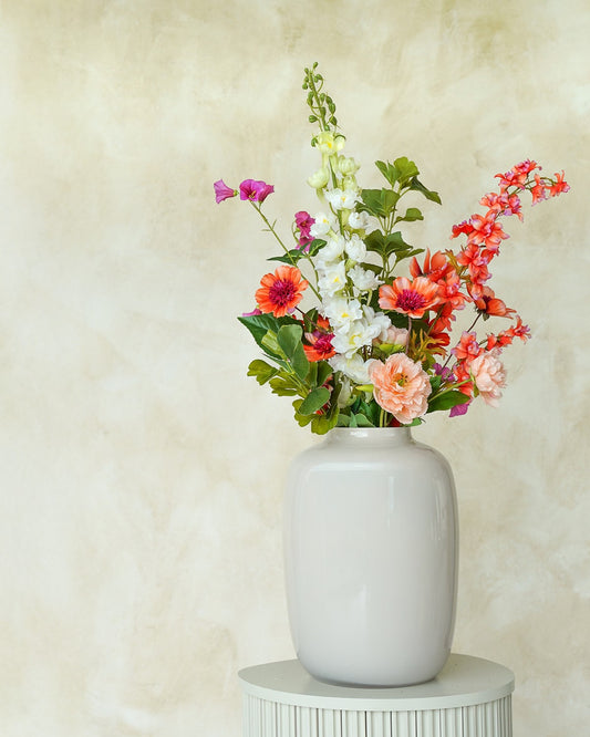 Sfeervol kunstboeket Vela uit de collectie zijden boeketten van Fan of Flowers in vaas Crema.