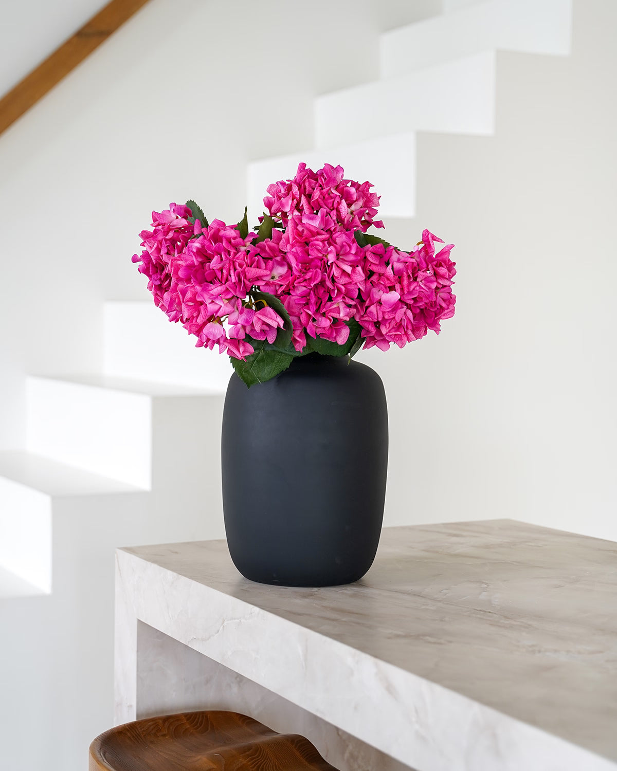 Donkerroze zijden hortensia's in matzwarte Vaas Negro M van Fan of Flowers