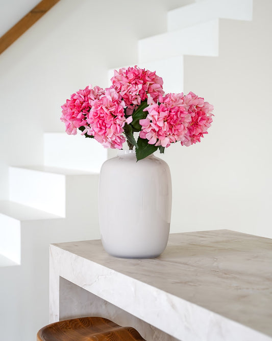 Lichtroze zijden hortensia's in lichte Vaas Crema M van Fan of Flowers