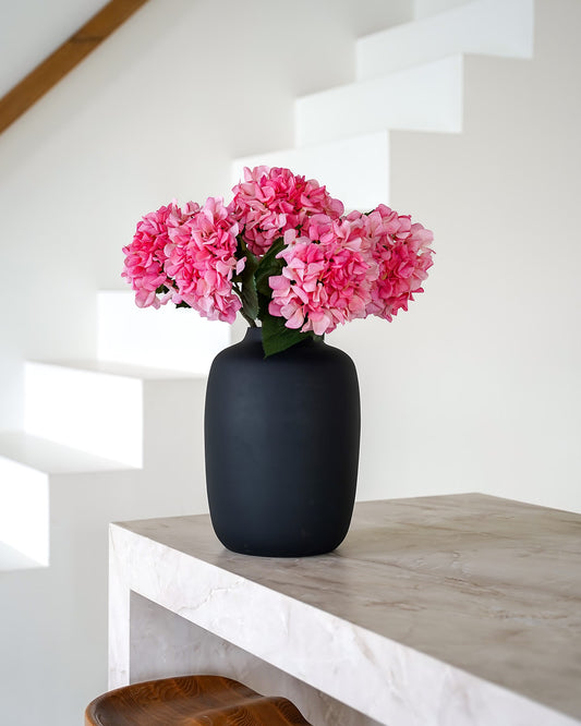 Lichtroze zijden hortensia's in matzwarte Vaas Negro M van Fan of Flowers