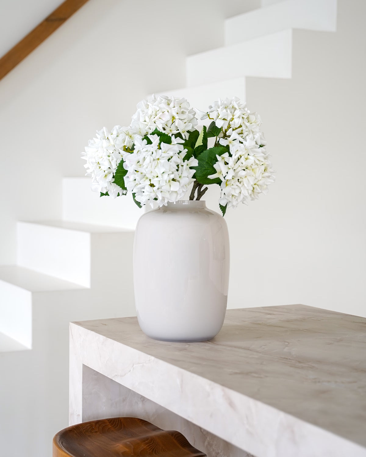 Witte zijden hortensia's in lichte Vaas Crema M van Fan of Flowers