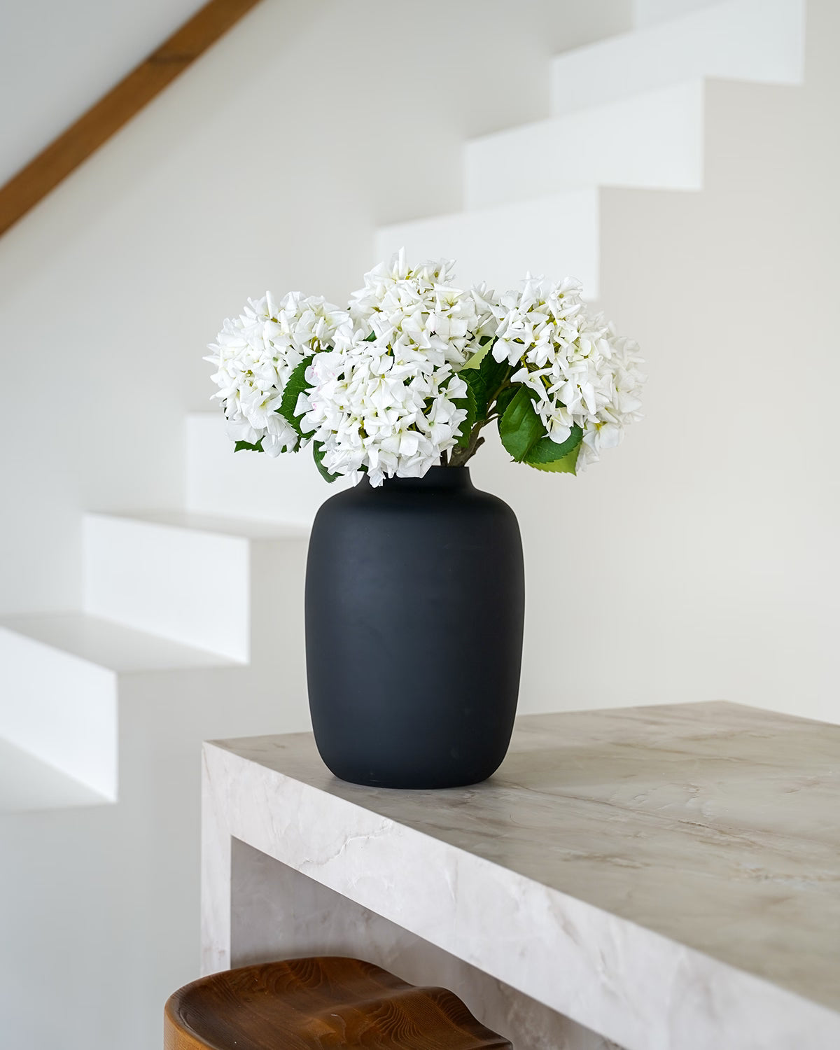 Witte zijden hortensia's in matzwarte Vaas Negro M van Fan of Flowers