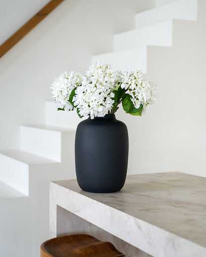 Witte zijden hortensia's in matzwarte Vaas Negro M van Fan of Flowers