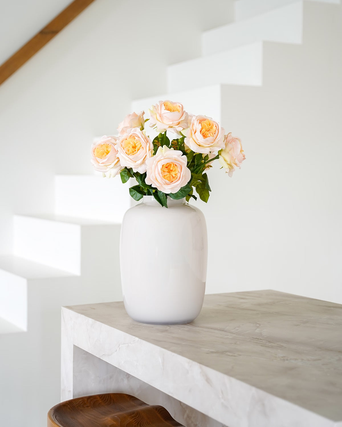 Crème zijden pioenrozen met warme kern in lichte Vaas Crema van Fan of Flowers