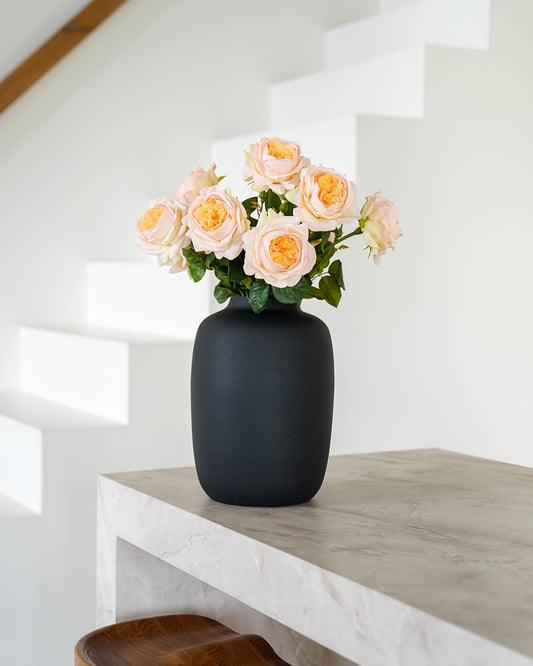 Crème zijden pioenrozen met warme kern in matzwarte Vaas Negro van Fan of Flowers