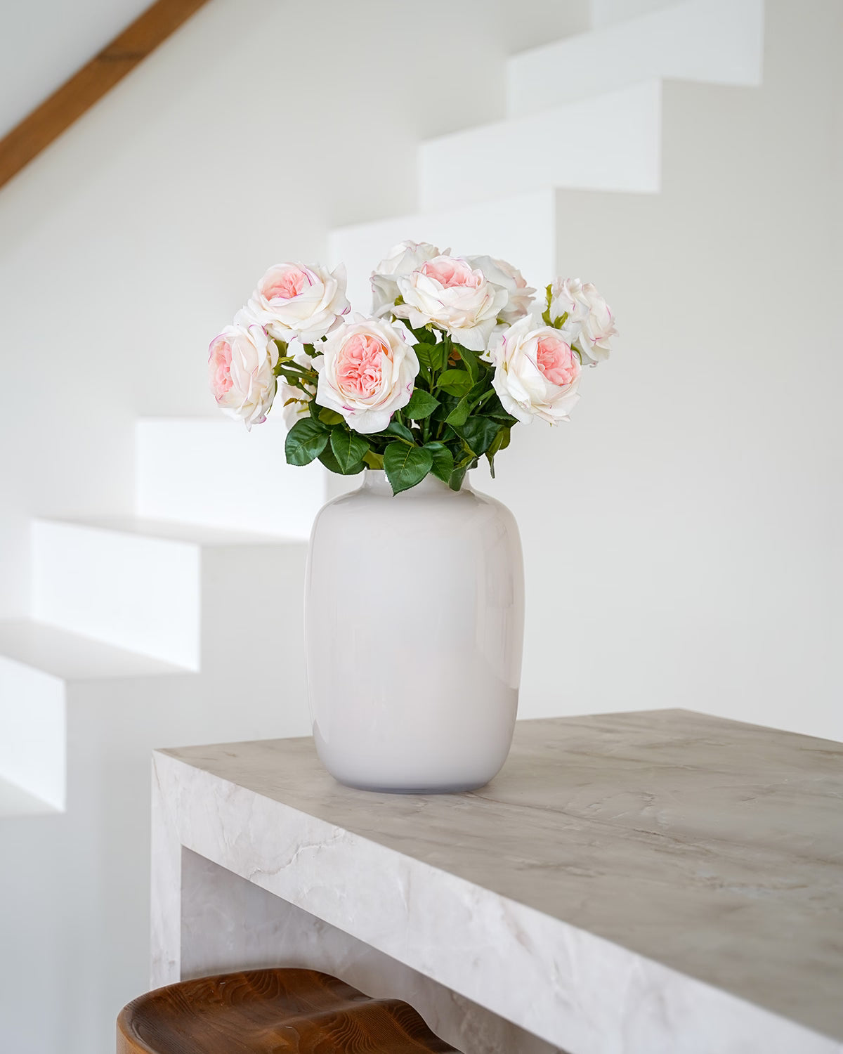 Witte zijden pioenrozen met zachte blush in lichte Vaas Crema van Fan of Flowers