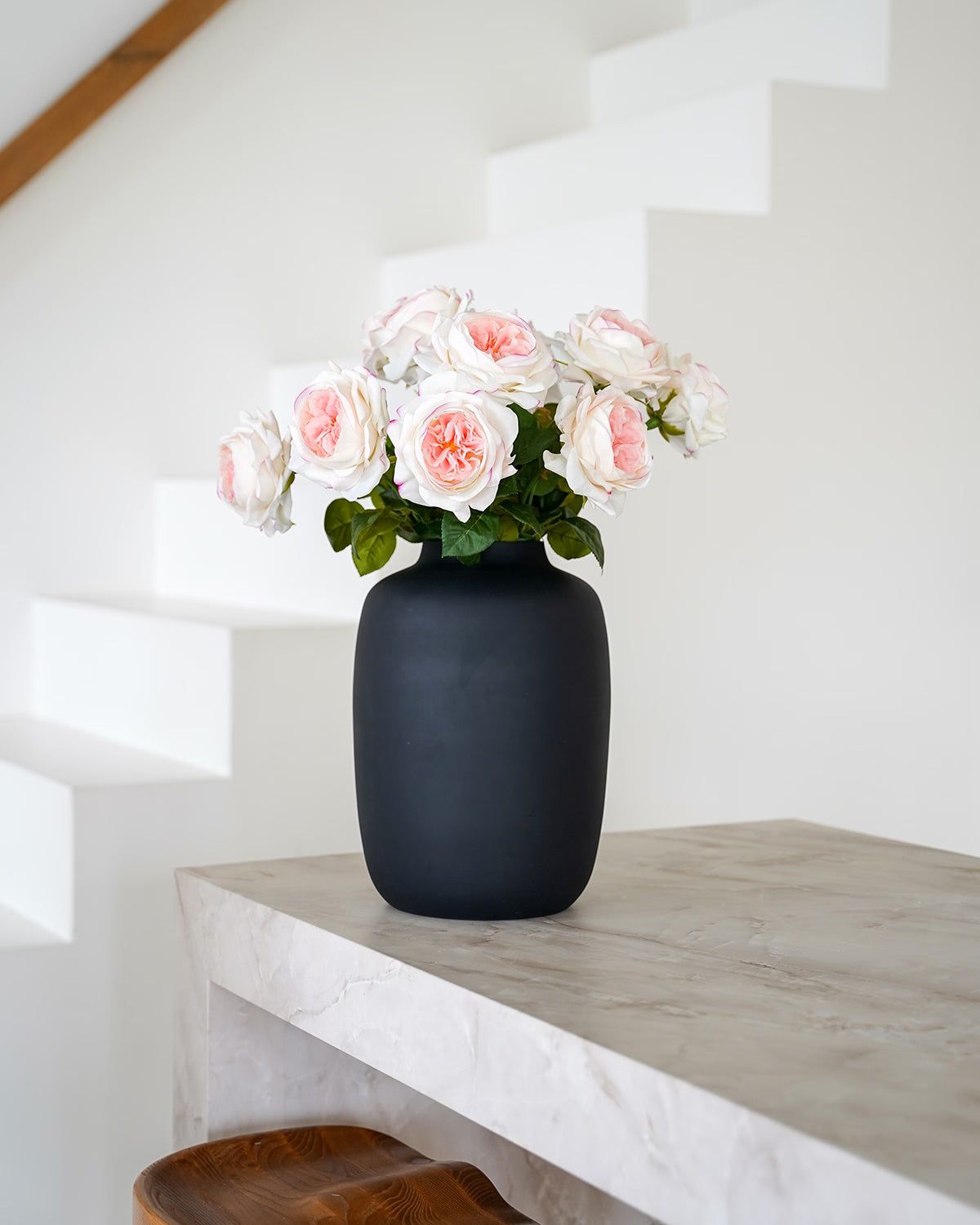 Witte zijden pioenrozen met zachte blush in matzwarte Vaas Negro van Fan of Flowers