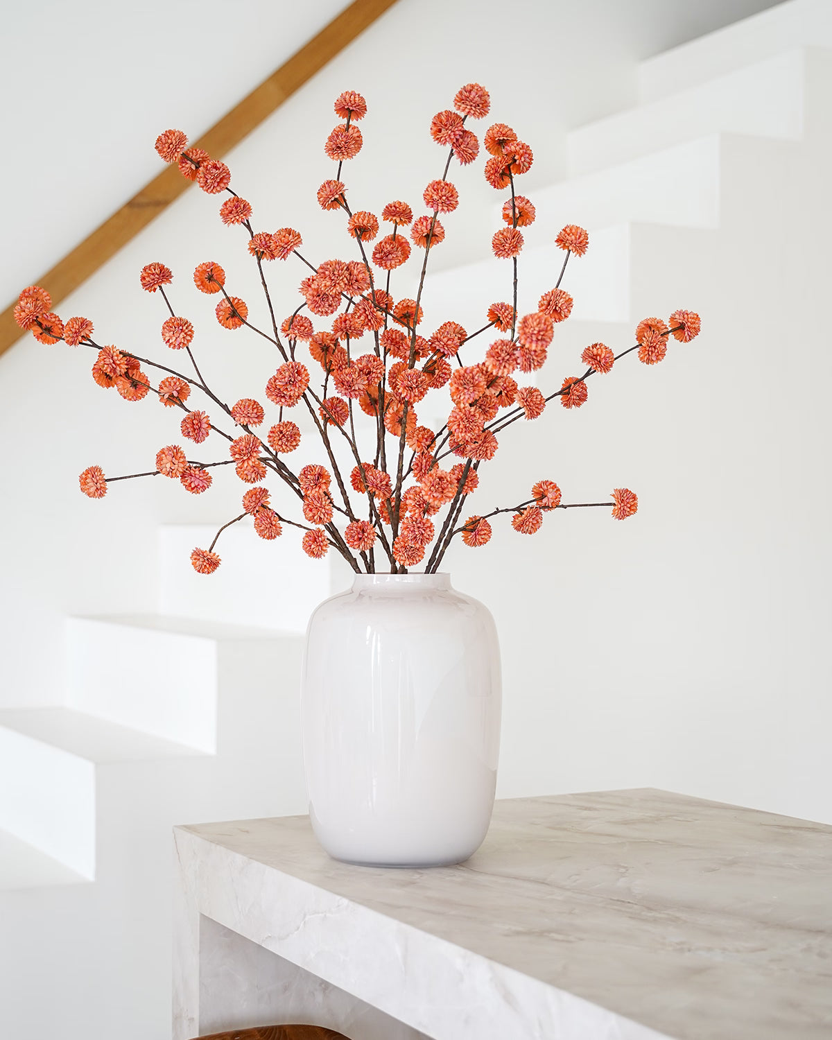 Oranje zijden pompom takken in lichte Vaas Crema M van Fan of Flowers