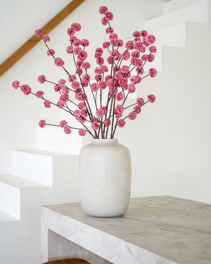 Roze zijden pompom takken in lichte Vaas Crema M van Fan of Flowers