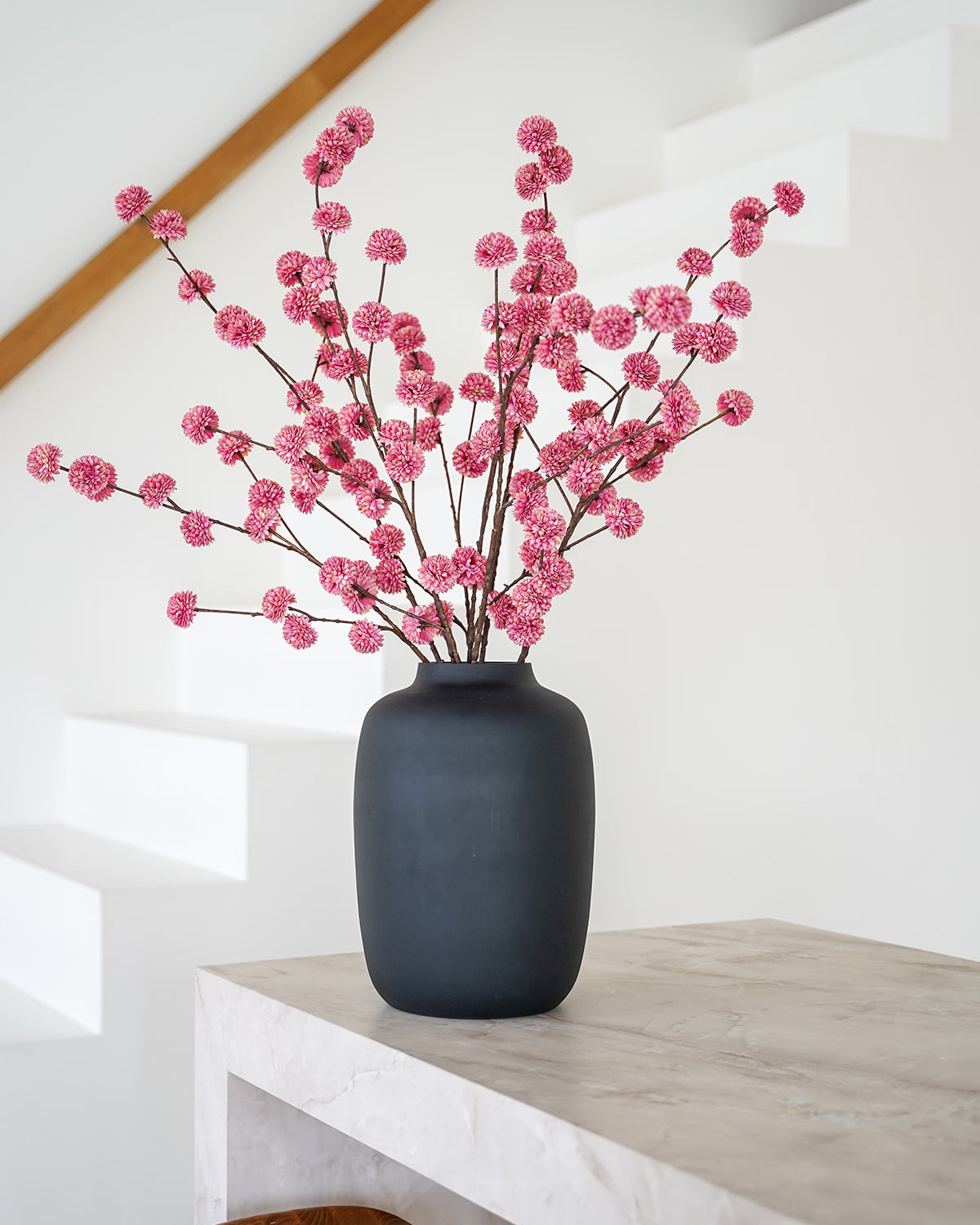 Roze zijden pompom takken in matzwarte Vaas Negro M van Fan of Flowers