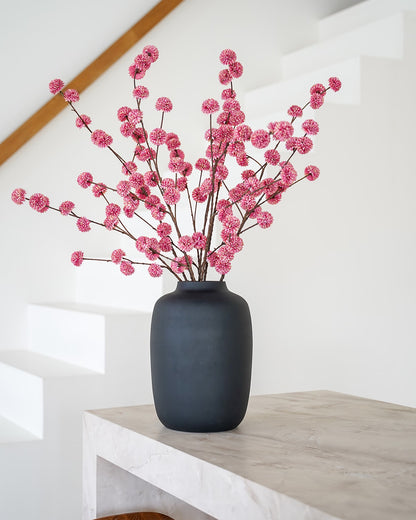 Roze zijden pompom takken in matzwarte Vaas Negro M van Fan of Flowers