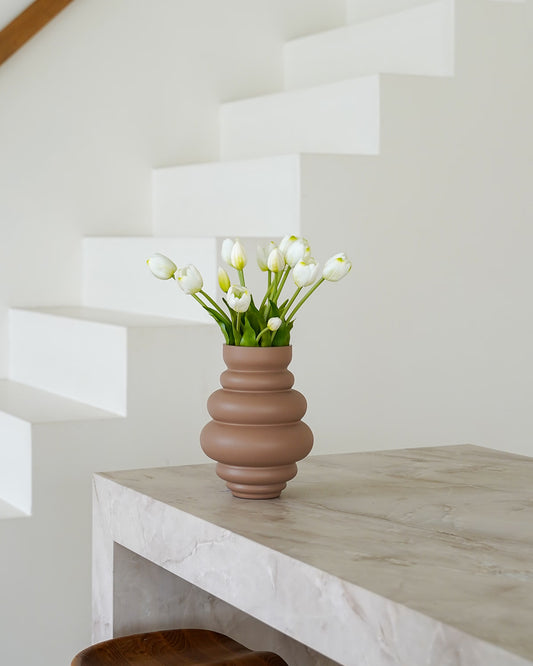 Witte zijden tulpen Tulipanes Blanco in bruine vaas Bomba van Fan of Flowers
