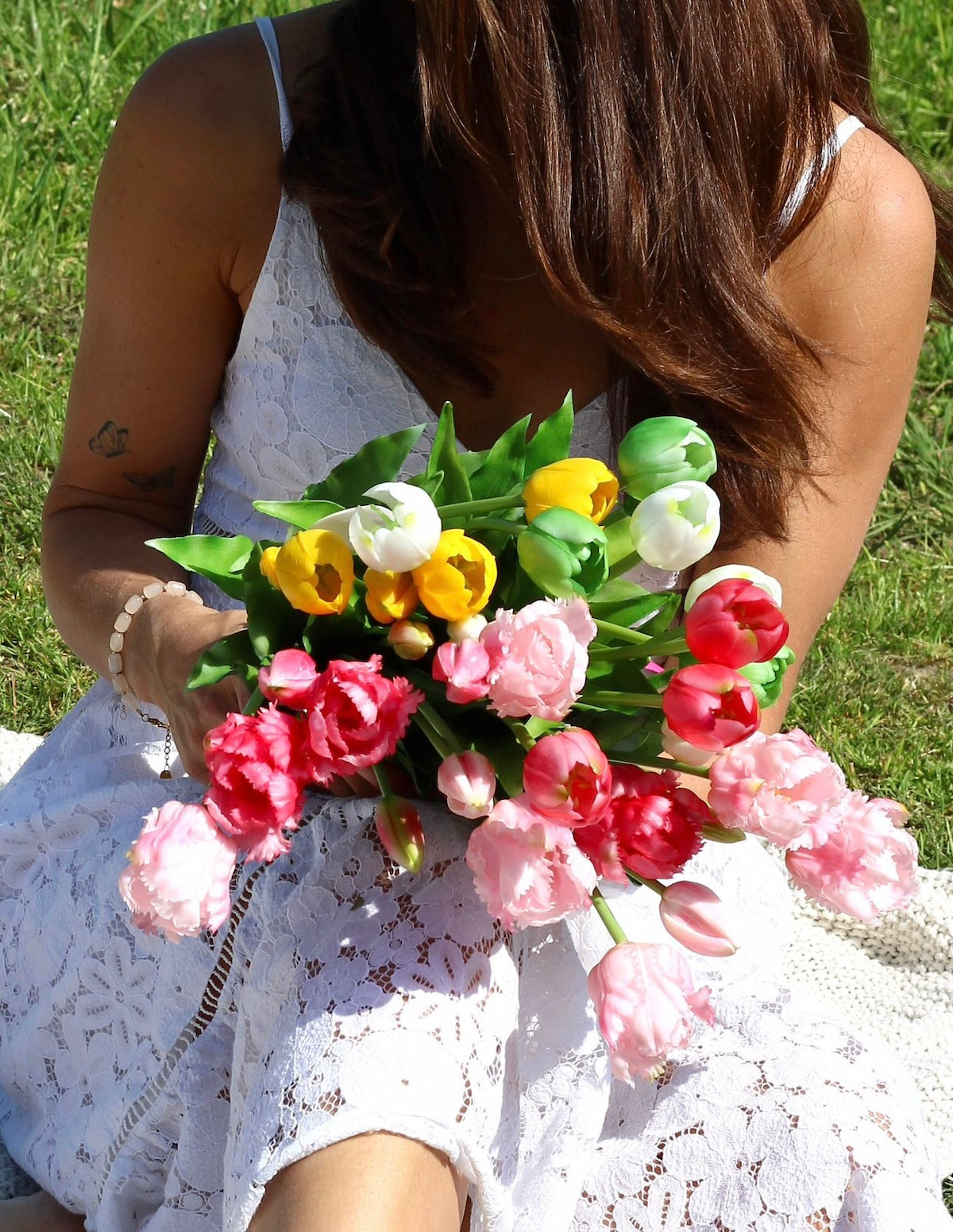 Model Floor van Dijk van Fan of Flowers met een kleurrijke mix van real-touch zijden tulpen in haar handen