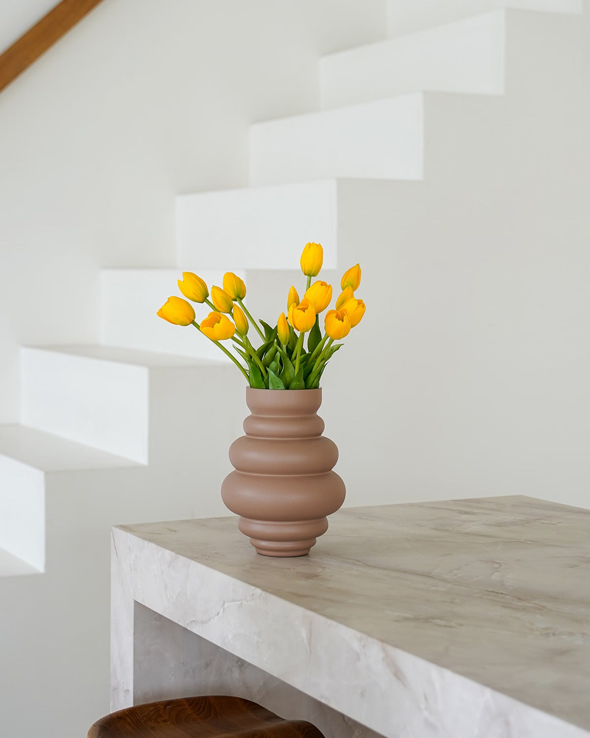 Gele zijden tulpen Tulipanes Limon in bruine vaas Bomba van Fan of Flowers