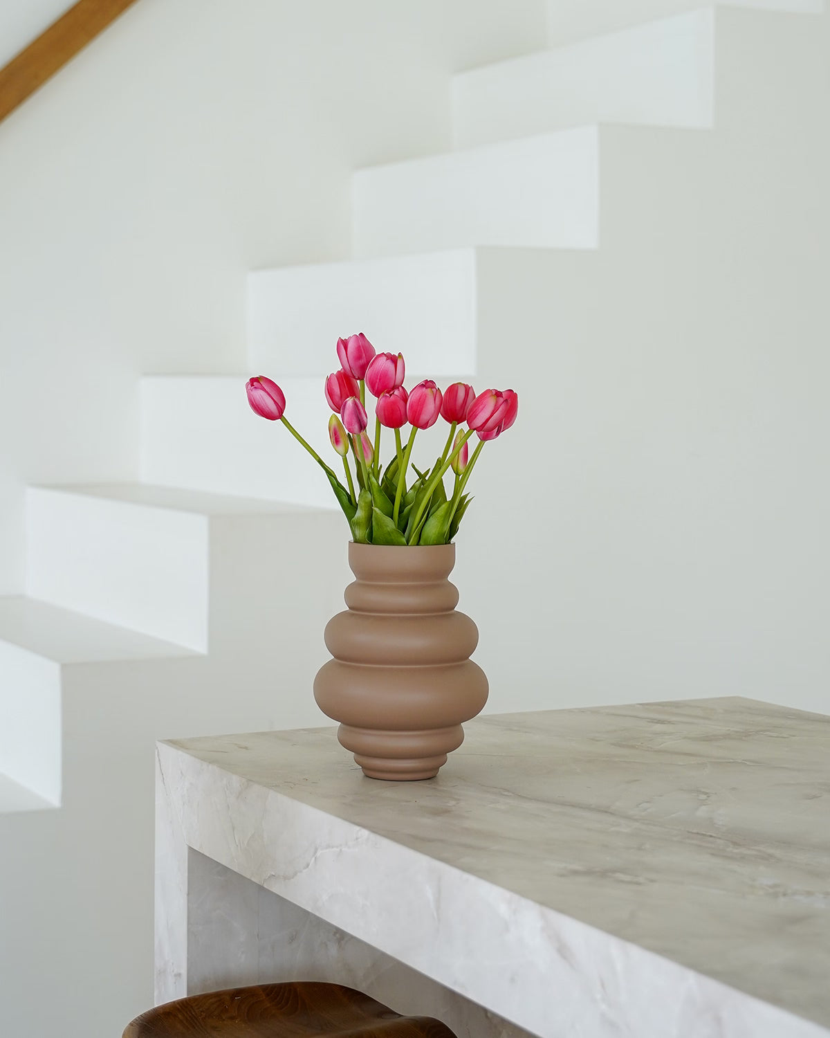 Roze zijden tulpen Tulipanes Rosa in bruine vaas Bomba van Fan of Flowers