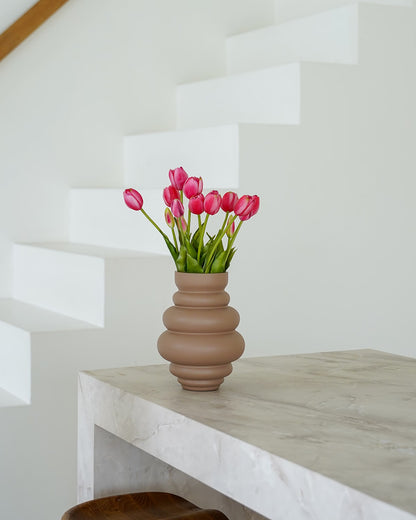 Roze zijden tulpen Tulipanes Rosa in bruine vaas Bomba van Fan of Flowers