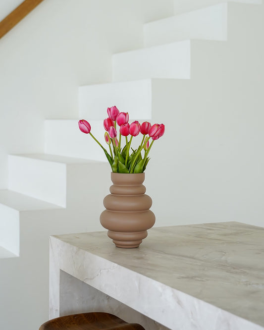 Roze zijden tulpen Tulipanes Rosa in bruine vaas Bomba van Fan of Flowers