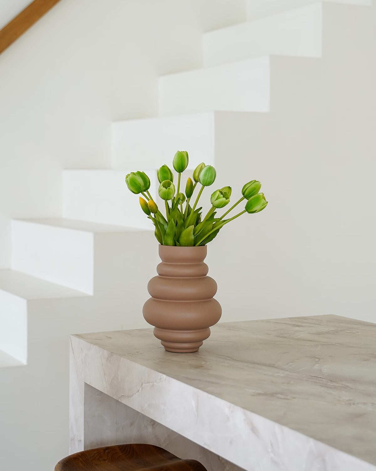 Groene zijden tulpen Tulipanes Verde gestyled in bruine vaas Bomba van Fan of Flowers