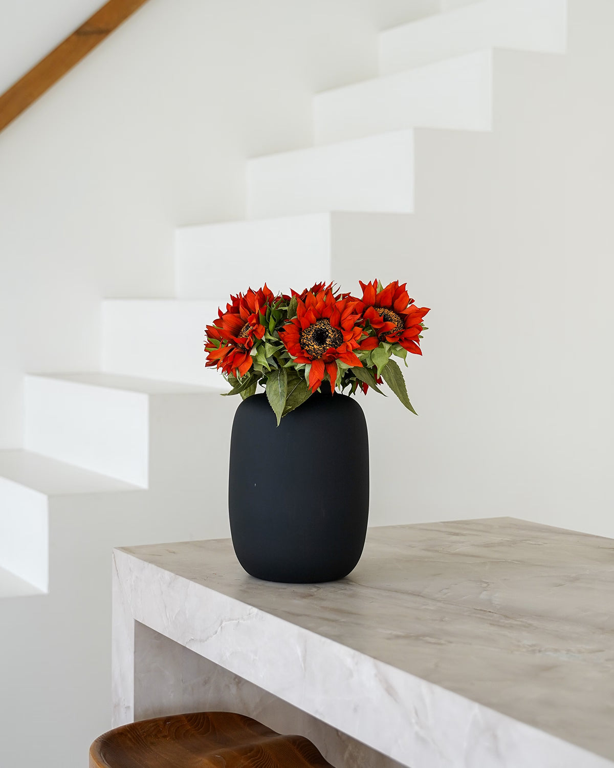 Dieprode zijden zonnebloemen Solea Fuego in matzwarte Vaas Negro S van Fan of Flowers