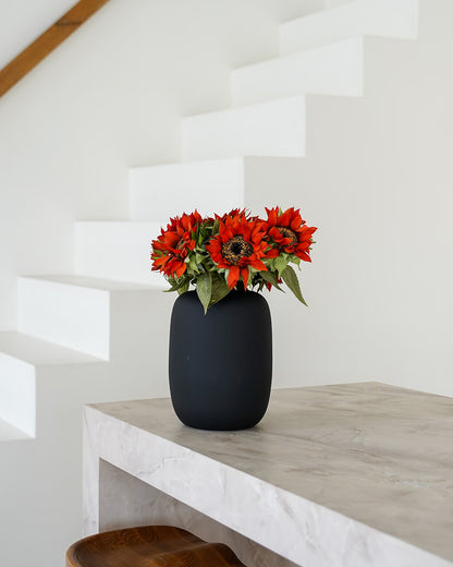 Dieprode zijden zonnebloemen Solea Fuego in matzwarte Vaas Negro S van Fan of Flowers
